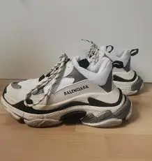 Balenciaga Triple S reps retsneakers.com